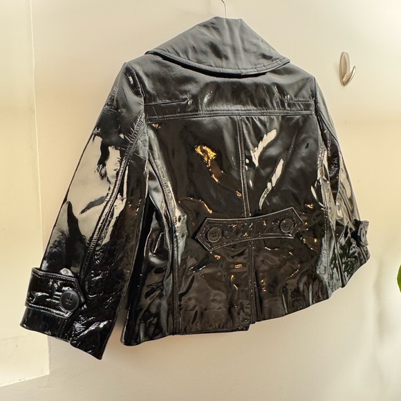 Patent leather
Slit pockets and button closure
Slit in the back - Picture 5 of 7